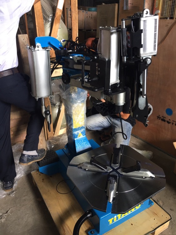 máy tháo lốp hoạt động bằng khí nén