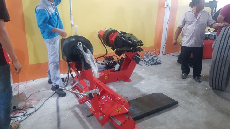 Máy tháo mở vỏ xe tải cỡ lớn Bright