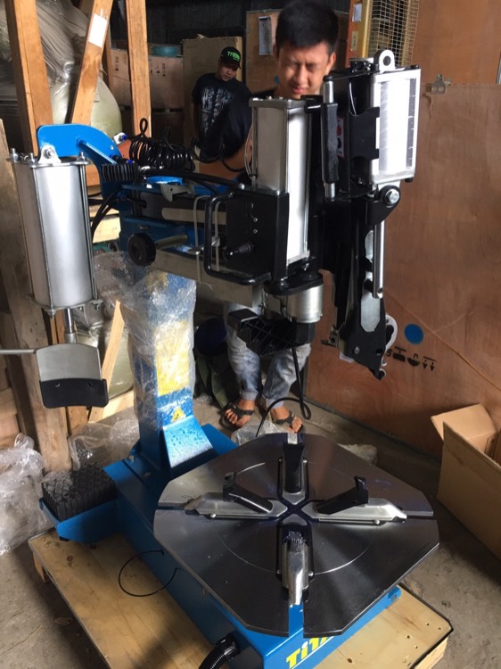 máy tháo lốp hoạt động bằng khí nén