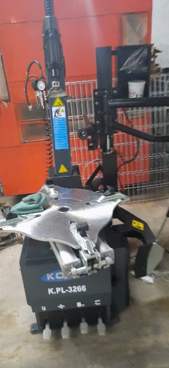 Máy ra vô lốp xe con có tay phụ