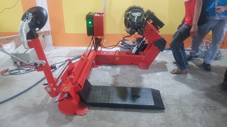 Máy tháo mở vỏ xe tải cỡ lớn Bright