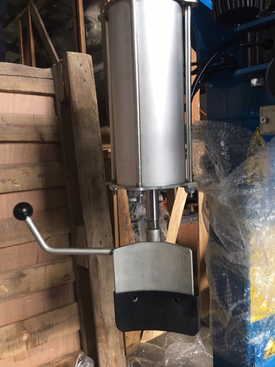 máy tháo lốp hoạt động bằng khí nén