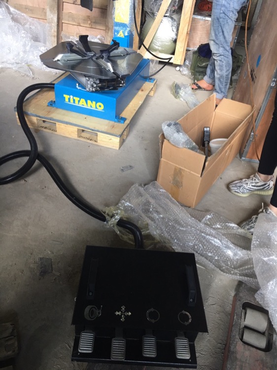 máy tháo lốp hoạt động bằng khí nén