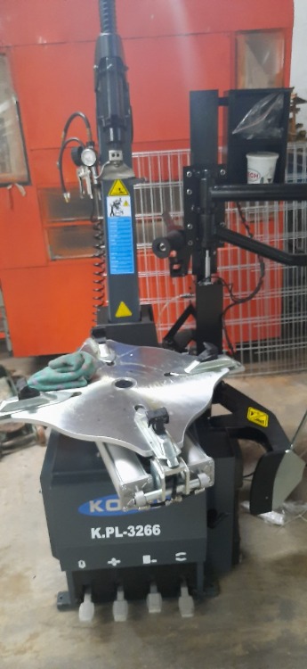 Máy ra vô lốp xe con có tay phụ