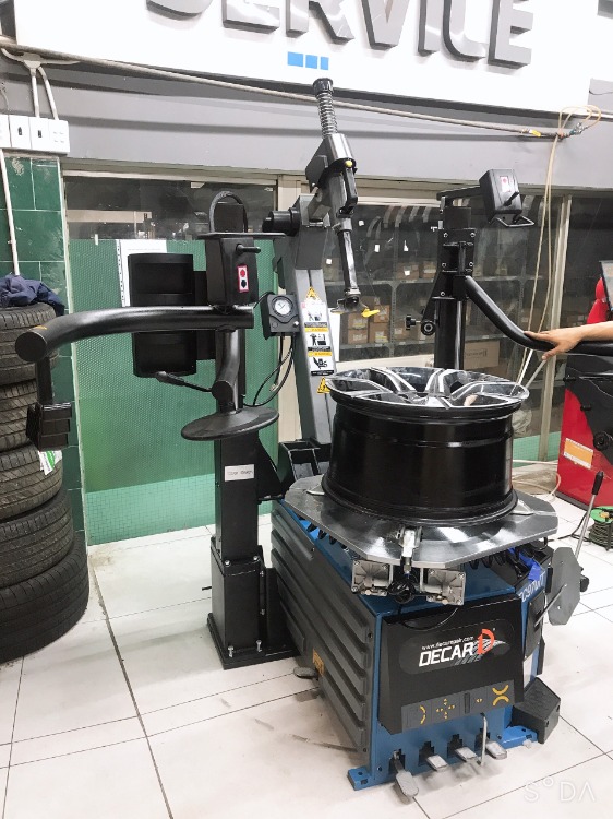 Máy ra vô lốp xe con có tay phụ