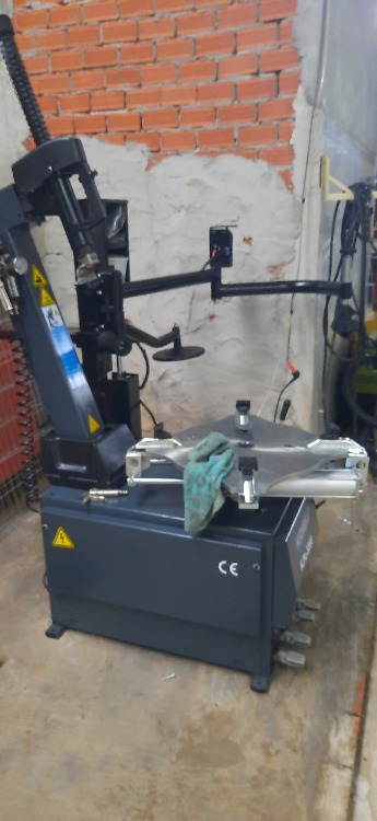 Máy ra vô lốp xe con có tay phụ